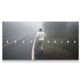 Tableau panoramique Keep Going, coureur de dos sur une route dans la brume, toile seule, sans cadre