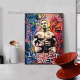 Tableau Mike Tyson sur mur de graffitis avec couronnes et phrase blanche, vue rapprochee de la toile