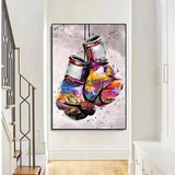 Tableau gants de boxe suspendus peints a l'aquarelle multicolore, affiche dans un salon