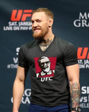 Conor McGregor portant le t-shirt UFC façon KFC en conférence de presse, version col V