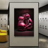 Tableau paire de gants de boxe roses posee sur fond bordeaux