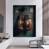 Tableau gants de boxe anciens en cuir marron sur porte en bois vert
