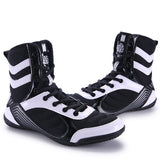 Chaussures de boxe noir et blanc, vue de trois quarts avant