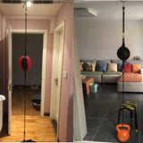 Ballon double élastique de boxe installé dans un salon entre sol et plafond