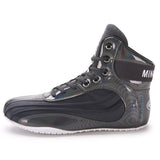 Chaussure de boxe grise vue de trois quarts, œillets métalliques