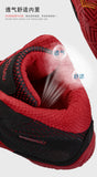 Doublure intérieure rouge aérée d'une chaussure de boxe rouge