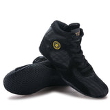 Chaussure de boxe noire posée sur le côté, semelle noire à picots