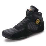 Chaussure de boxe noire vue de trois quarts, écusson doré à étoile