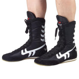 Bottes de boxe noires portées, tige montante lacée