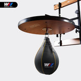 Poire de vitesse boxe noire installée sous un plateau en salle de boxe