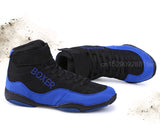 Chaussures de boxe bleues et noires posées, mention BOXER sur le flanc