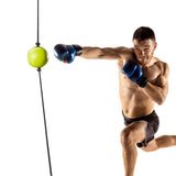 Boxeur en gants frappant la balle de boxe à ventouses suspendue à son élastique