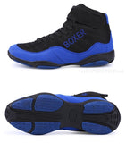 Chaussure de boxe bleue et noire de trois quarts, sangle noire