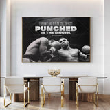 Tableau citation Mike Tyson en capitales blanches au-dessus d'une scene de combat, format paysage, vue rapprochee de la toile