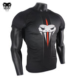 Rashguard SOTF noir, vue de face : tête de serpent blanche et trait rouge central sur fond alvéolé
