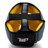 Dessus du casque de boxe en mesh gris : sangles noires croisées et doublure jaune