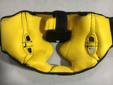 Intérieur du casque de boxe : rembourrage jaune percé d'aérations ovales, étiquette de taille L/XL