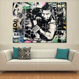 Tableau Mike Tyson en garde detoure sur collage de pages imprimees, format paysage, vue rapprochee de la toile