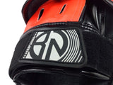 Détail de la fermeture velcro et du laçage d'une patte d'ours boxe Deluxe
