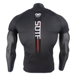 Rashguard SOTF noir, vue de dos : bande verticale SOTF blanche et rouge