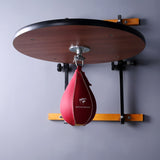 Poire de vitesse boxe rouge installée sous un plateau en salle de sport