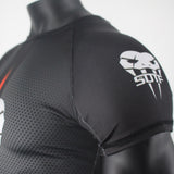 Détail d'épaule du rashguard SOTF noir : logo tête de serpent et couture raglan