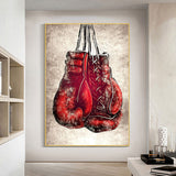 Tableau gants de boxe rouges laces suspendus sur fond creme