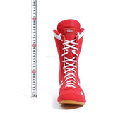 Botte de boxe rouge vue de face, laçage blanc sur toute la tige