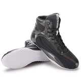 Chaussure de boxe grise holographique, vue avant et semelle blanche