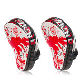 Pattes d'ours boxe Killer en cuir PU, paire au design éclaboussures rouge sang sur fond blanc avec laçage noir