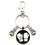 Porte-clés boxe cabochon verre et deux breloques gants, motif 4