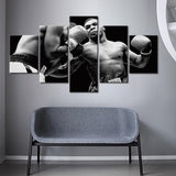 Tableau Mike Tyson noir et blanc 5 pièces accroché dans un salon