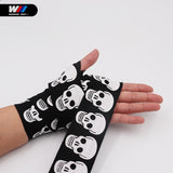 Bandage de boxe tête de mort porté à la main, motif crânes blancs sur fond noir