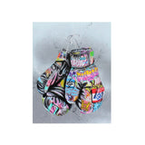 Tableau gants de boxe couverts de graffitis sur fond bleu pale, vue rapprochee de la toile