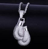Pendentif gants de boxe pavé de zircons, finition argentée, manchettes polies