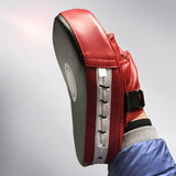 Patte d'ours boxe rouge et noir en cuir PU avec cible blanche centrale