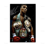 Tableau Mike Tyson portant les trois ceintures mondiales WBA WBC IBF, affiche dans un salon