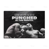 Tableau citation Mike Tyson en capitales blanches au-dessus d'une scene de combat, format paysage, affiche dans un salon